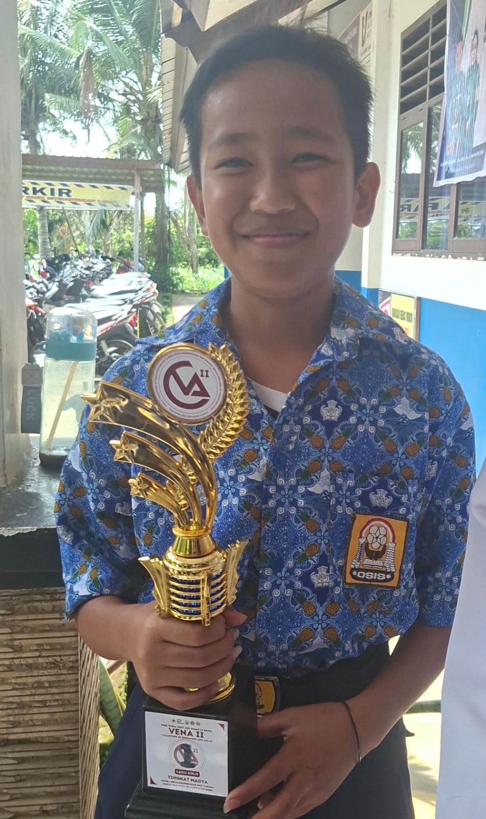 April Juara 1 Lomba Menyanyi ajang Vena 2026